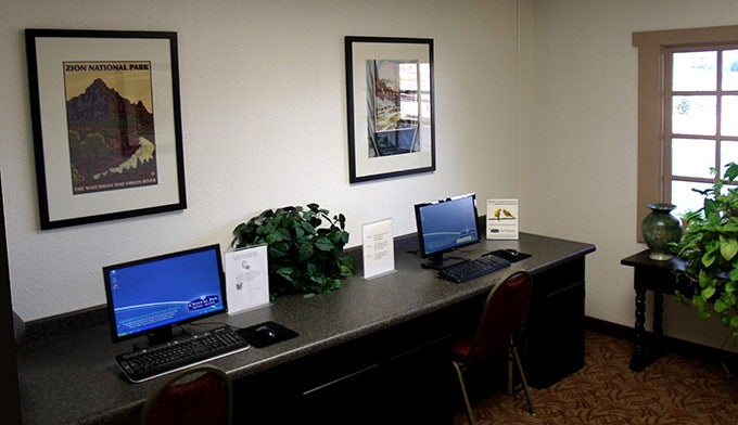 Crystal-Inn-StGeorge-Internet-Cafe_courtesy_680 The Internet Cafe in the Crystal Inn in St George, Utah